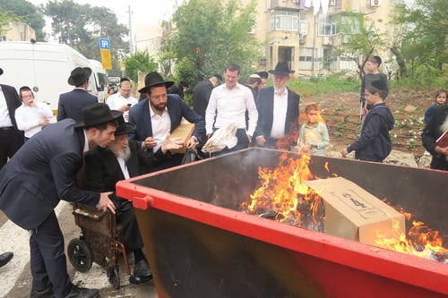 במרומי הגבעה | צפו בראש ישיבת פוניבז' בשריפת החמץ