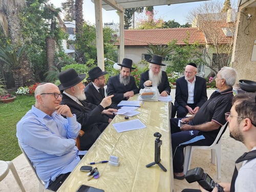ממכירת החמץ של "תושבי איראן" ועד לאפיית המצות בדממה: ערב פסח אצל הגר"י זילברשטיין