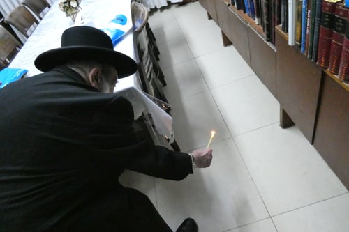 מי הגיע לשרוף חמץ אצל הגר"נ בן שמעון? המפגש המפתיע מול מדורת האש