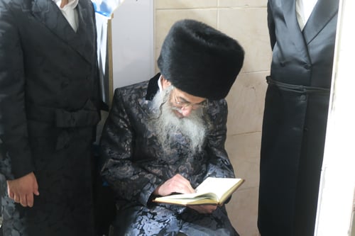 בבגדי שבת מול האש: צפו באדמו"ר מאלכסנדר באפיית "מצות המצווה"