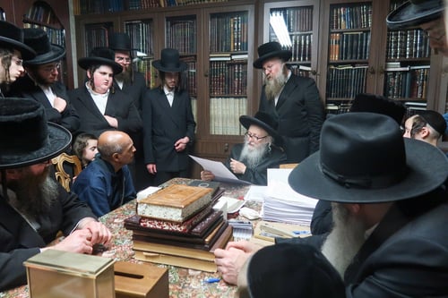 זקן הפוסקים והגוי המיוחס | מראות הוד מערבי פסחים בחצר סערדאהעלי