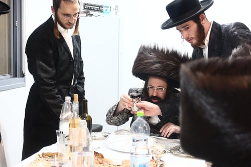 השומרון לבש חג | פסח מרומם בצילו של הרבי ממעז'בוז' בעיר עמנואל • תיעוד