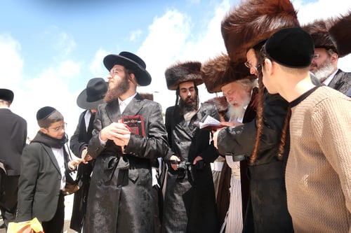 ללא הגבלות | הרבי המשפיע ממבקשי אמונה צפה עם משקפת אל עבר מקום המקדש