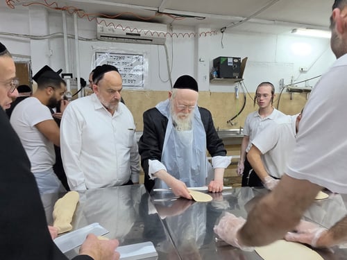 מחשש חמץ: דומ"ץ בעלזא בלי שטריימל | כך הרבנים אפו מצות מצווה בבני ברק