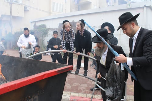 הלולב מהאשפוז לכבשן האש | הגר"מ בן שמעון שרף את החמץ וארבעת המינים יחדיו