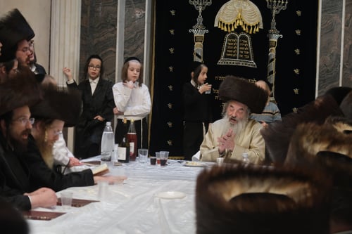 יין וביצים קשות | הטיש המרומם של האדמו"ר מלעלוב בבני ברק
