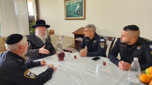 "זה פיקוח נפש": צמרת המשטרה הגיעה לרבני בני ברק • מסר נוקב ל'סקרנים'