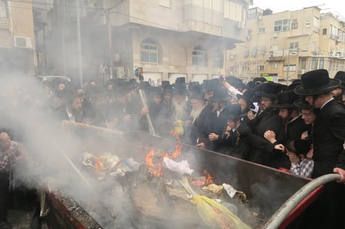 על יד כבשן האש | החסידים נדחקו סביב האדמו"ר מכנובקא בעלזא בשריפת החמץ