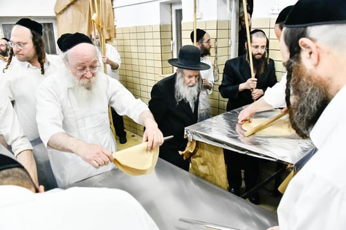 בדיוק בחצות | האדמו"ר מאמשינוב באפיית מצות מצווה