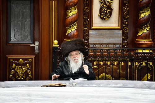 בשל המצב | המבנה הארעי נותר ריק, והחסידים הצטופפו בבית המדרש הגדול