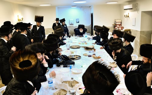 שמחת המועד בבית שמש: טיש חול המועד בחצר הקודש קאסוב ויז'ניץ