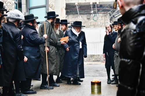 ניחוח של פעם | האדמו"ר מתולדות אהרן בביעור חמץ בלב הסמטאות של מאה שערים 