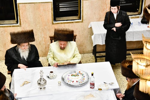אור הגאולה ברחוב טרפון | טיש נעילת החג בחצר הקודש דעעש
