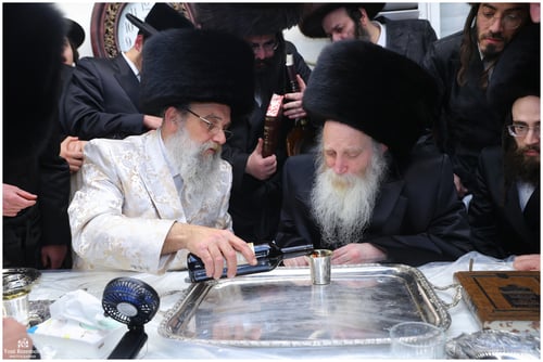 לרגל השמחה הגדולה | המפגש המרומם בין המחותנים האדמו"רים מתורת חכם ואשלג 