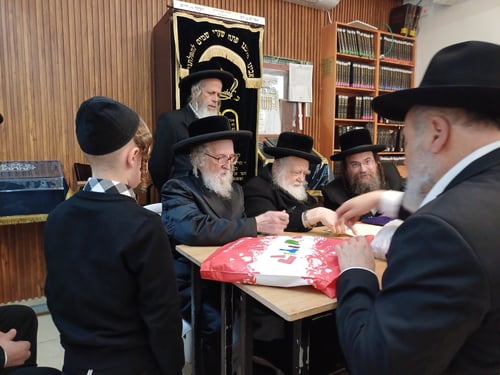 ממכירת החמץ ועד למצה ישועה | פסח בחצה"ק זלאטשוב 