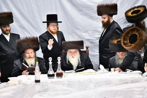 אמונה בבטן האדמה | טיש נעילת החג של הרבי ממכנובקא בעלזא במרחב המוגן