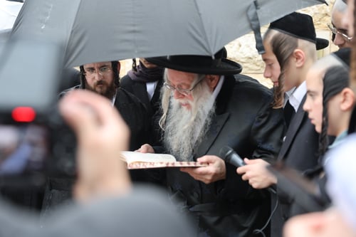 לבן כשלג: חג הפסח בקהילת ברסלב ביבניאל בצילו של הגה"צ רבי יצחק לאזער