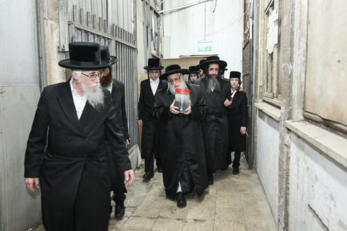 מליבון התנור ועד לשירת הים | צפו בתיעוד ענק של חג הפסח בחצר הקודש צאנז