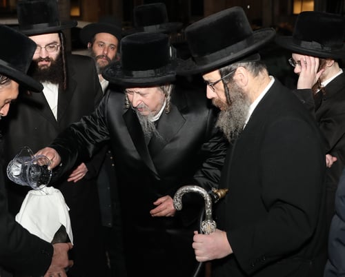 משריפת חמץ ועד לשמחת האירוסין | חג הפסח בחצר הקודש סקאליע