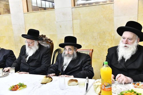 צפו; כשרב העיר כובד לשבת על כסא האדמו"ר בהילולת ה'דברי חיים' 