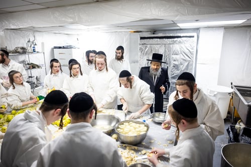 כשהאדמו"ר הפתיע את פרחי החסידים במטבח של פסח | תיעוד ענק מבאבוב 45