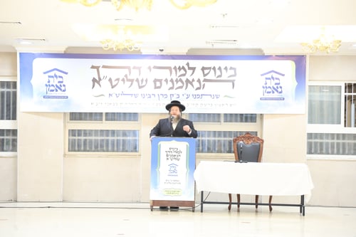 להנחותם בדרך ישרה | הרבי מתולדות אהרן כינס את מורי הדרך של החתנים הצעירים
