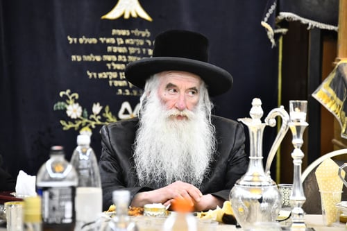 רב השכונה ריתק את חסידי גורליץ בהילולת רבם ומאורם | צפו בתיעוד