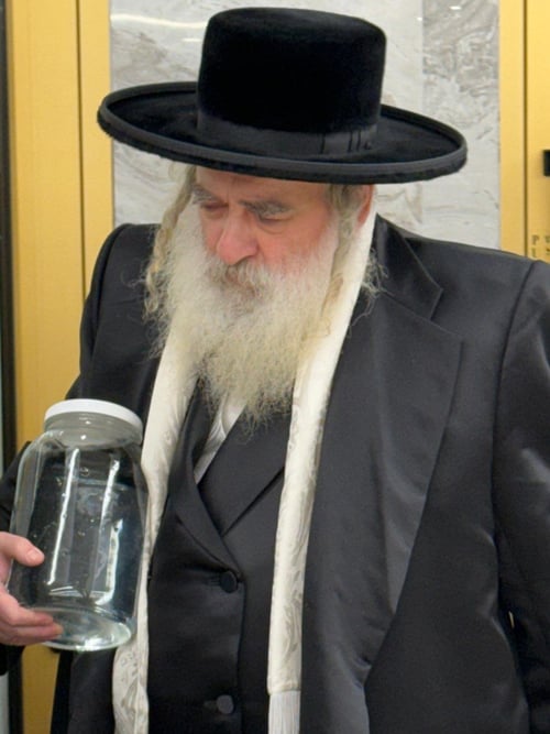 פסח בקראלי: דבקות באפיית המצות והטישים בימי החג