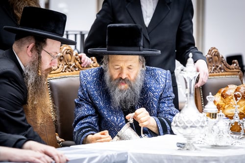 הרבי חילק יין ברכה מהגביע העתיק של ה'דברי חיים' | הילולא קדישא בבאבוב 45