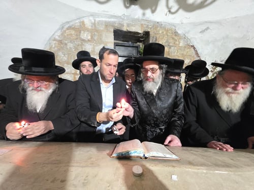 בנוסח ימים הנוראים: זעקת "ממעמקים" של אב"ד ויז'ניץ בלילה בלב שכם | צפו