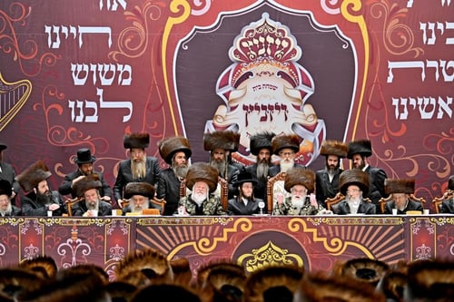 וגילו צדיקים: מאות חסידים חגגו בשמחת אירוסי נכדי האדמו"רים מויז'ניץ ופרמישלאן