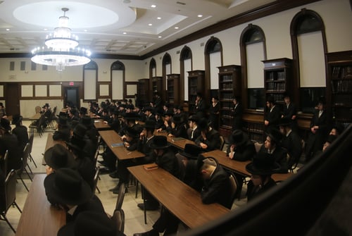 לייקווד; בחורי סקולען התכנסו לשמוע דברות קודש מהאדמו"ר לקראת הזמן החדש