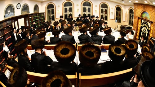 בריקוד "שפע רב"; כך נפרדו חסידי סטרופקוב מהאדמו"ר בסיום השבת המרוממת בב"ב