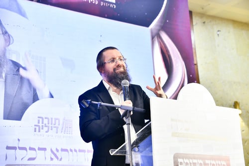 שירת התורה בבני ברק; צפו בתיעוד כשהגר"ד לנדו עודד בעוז את שירת "עוצו עצה ותופר"