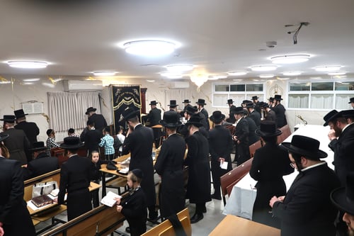 עם סיום ההרחבה; האדמו"ר מפינסק קרלין הגיע לעודד את חסידיו ברמת בית שמש ד'