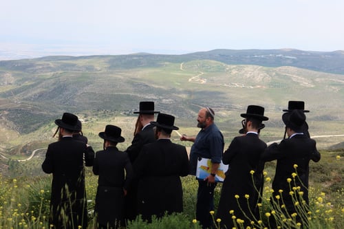 בין הרי השומרון | המחווה המפתיעה של הרבי מקאליב למצטייני החסידות