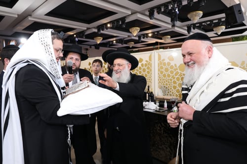 שלשלת היוחסין | חבר המועצת שימש כמוהל בשמחת הברית לנין חכם משה צדקה