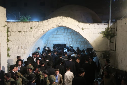 תחת אבטחה כבדה; המונים פקדו את קבר יוסף הצדיק בערב ראש חודש אייר 