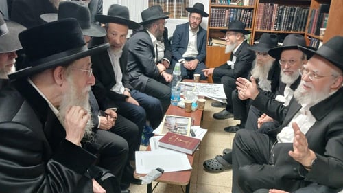 בסלון הבית הפשוט | זרם המנחמים לא פסק בבית ראש ישיבת "עטרת צבי"