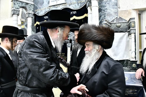 ליל שישי בבני ברק; המונים בשמחת האירוסין בחצרות קרעטשניף ירושלים - קומרנא