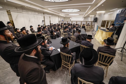 אדמו"רים ושדכנים על במה אחת | הלילה שבו הורי נדבורנה קיבלו כוח לבניית הבתים