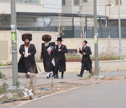 אורח בצפון בני ברק | השבת המרוממת של תושבי מתחם הסופרים בצל המשפיע החסידי