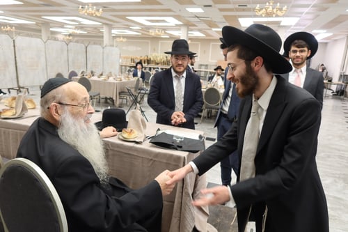 זקן חברי המועצת כובד בסנדקאות | שמחת הברית לנין הגר"מ מאיה • צפו
