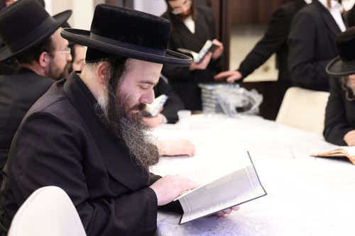 שיחות הקודש מההדלקות הפכו לספר | המעמד המיוחד בביתו של רבי יעקב מאיר