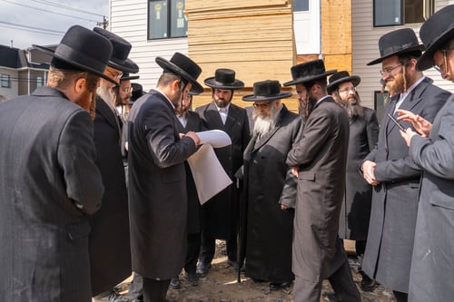 תנופת הבנייה בבלומינגבורג | הרבי מסאטמר סייר בפרויקטים החדשים