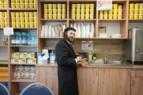 תיעוד עוצמתי מעיירת לאנצוט שבפולין | המונים נהרו לקברו של הקדוש מרופשיץ