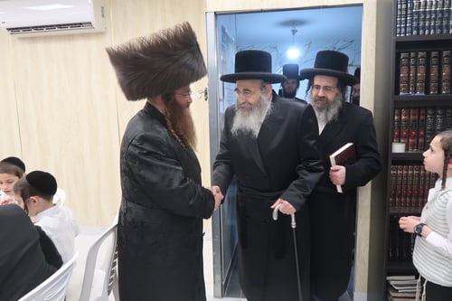 צפו בתיעוד; נכד המשפיע נכנס לעול מצוות, מי האדמו"ר שהופיע עם מקל של כסף?