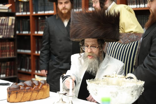 זכר צדיק לברכה; כך ציינו בקרעטשניף סיגעט ציינו עשרים שנה ל'קדושת צבי' 