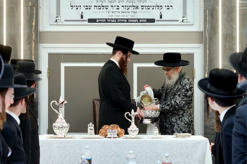 הזדמנות שנייה; בחורי סאטמר מווילאמסבורג זכו להסב בטיש פסח שני אצל האדמו"ר