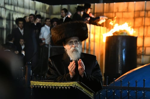 מה היה השליחות המיוחדת של האדמו"ר מויז'ניץ אל הרבי מבאיאן רגע לפני ההדלקה?